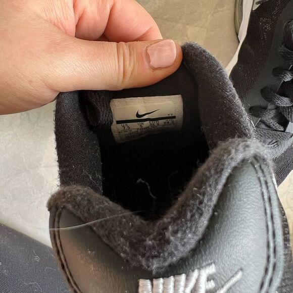 Women's Nike Air Max Invigor Black White Size 7.5 - Picture 4 of 5